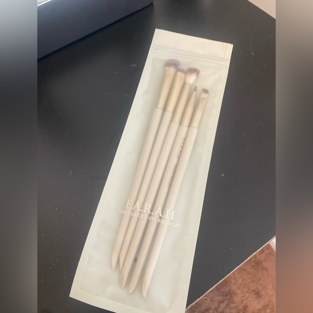 2 FOR $20 F.A.R.A.H Goals & Gold Eye Brush Set NEW $40 - Picture 2 of 2